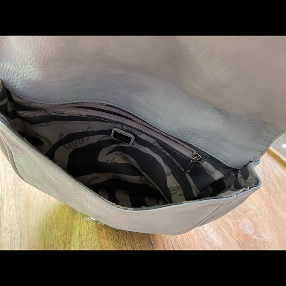 Great condition Guess white bag with stud detail - Picture 5 of 6